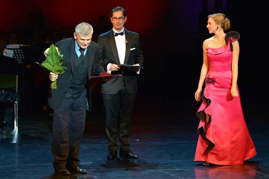 “Színházba bárkit be lehet csalogatni” – Hevesi Zoltán kapta a 135 éves jubileumi gálán a Pro Theatro díjat hír képe “Színházba bárkit be lehet csalogatni” – Hevesi Zoltán kapta a 135 éves jubileumi gálán a Pro Theatro díjat hír képe