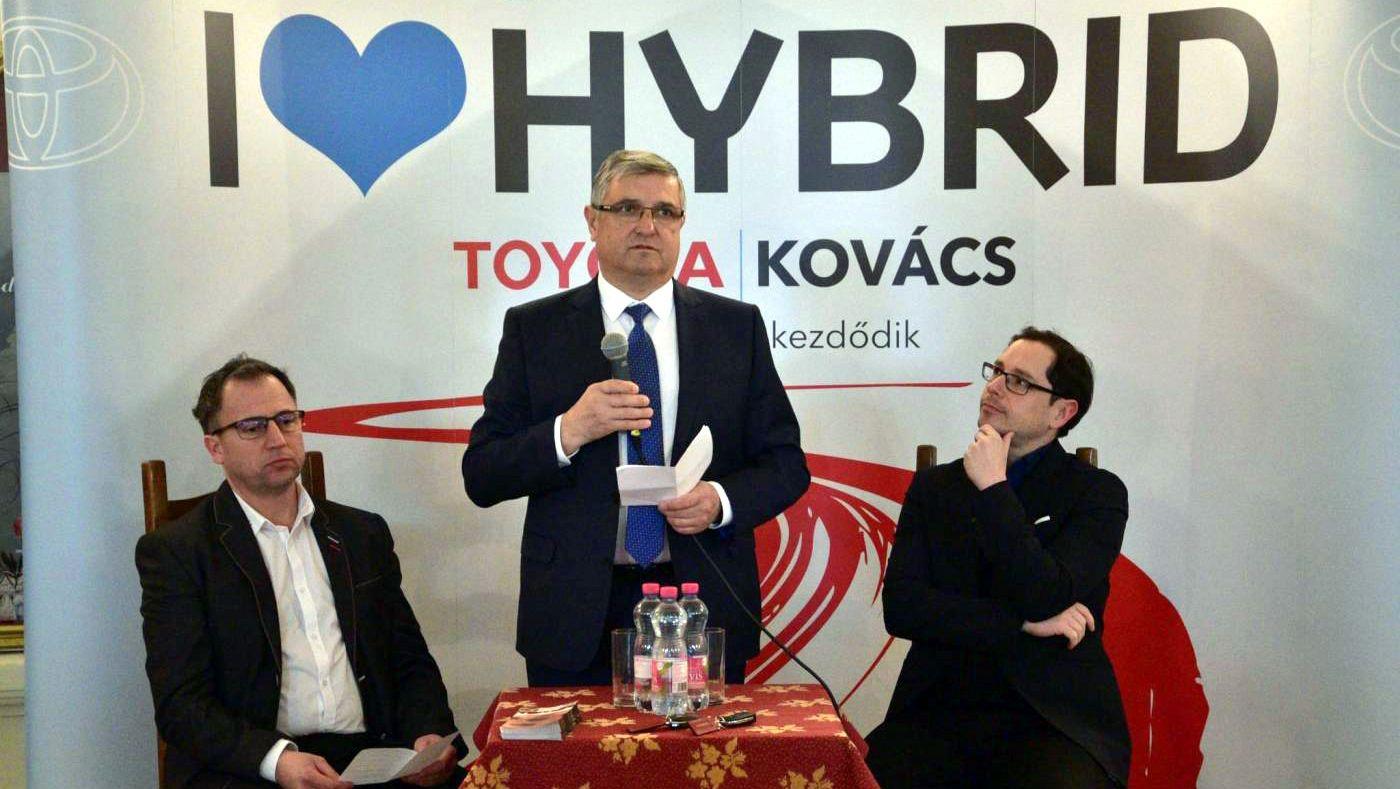 Toyota-sorakozó: fokozatosan újul meg a színház autóparkja hír képe Toyota-sorakozó: fokozatosan újul meg a színház autóparkja hír képe